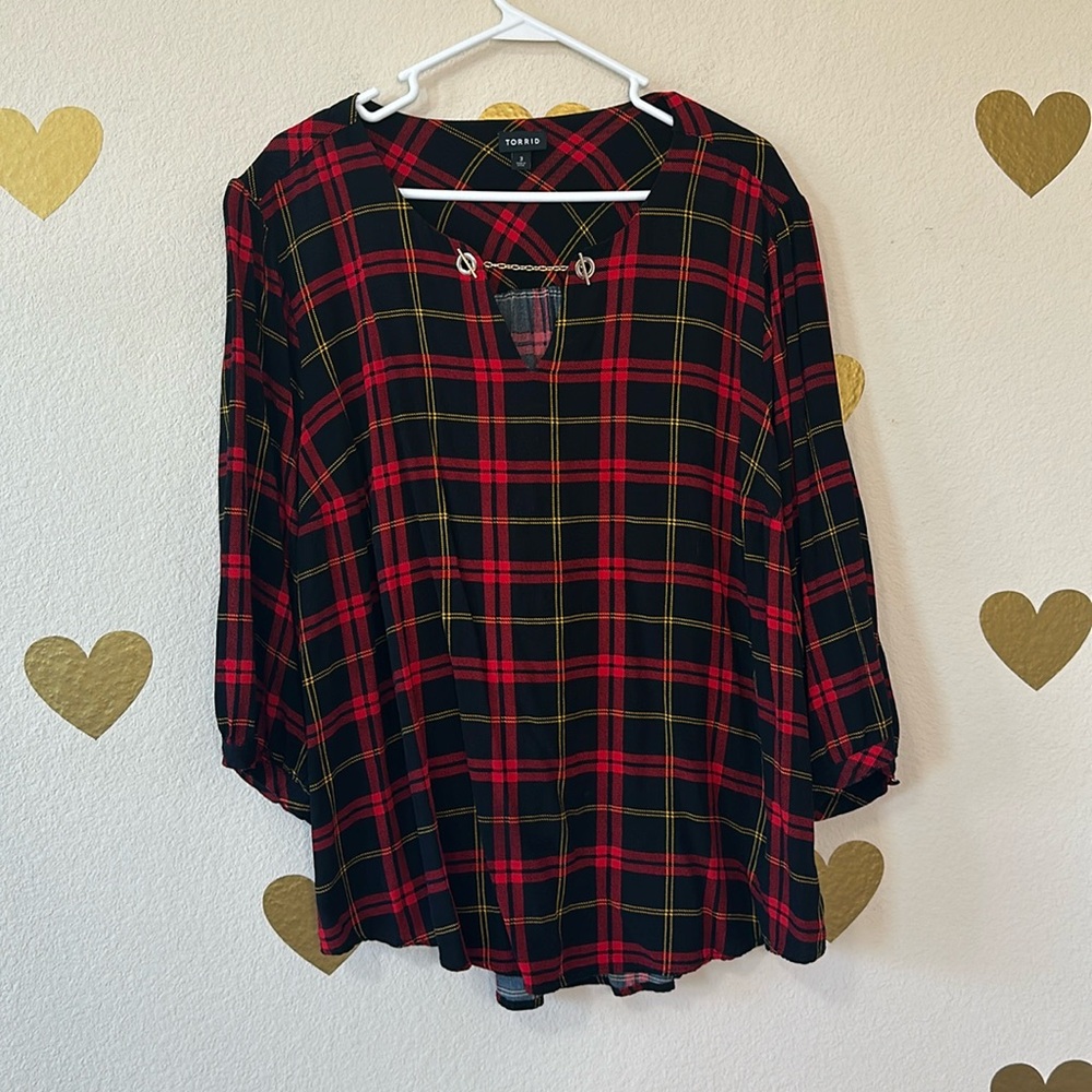 Black and red plaid three-quarter sleeve top with gold chain torrid 3